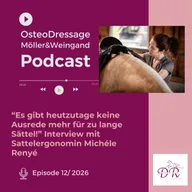 Episoden-Cover des Podcasts Delightful Riding by OsteoDressage: Michèle Renyé prüft einen Sattel auf dem Pferderücken